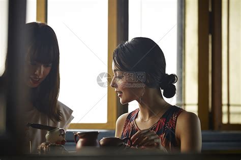 女人在茶馆里喝茶高清图片下载-正版图片502057311-摄图网