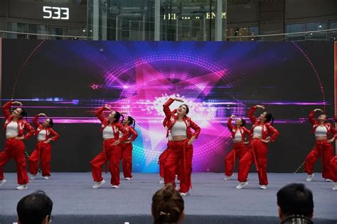 广场舞队伍里的“年轻人” 社会体育指导员让大爷大妈的广场舞跳出正能量！