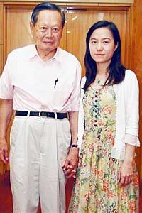 97岁杨振宁与43岁妻子翁帆近照曝光，牵手出行十分亲密__凤凰网