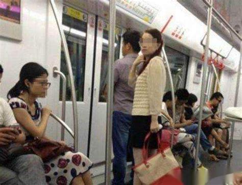 女子坐地铁中途尿裤子，被乘客笑话，但听完她说的人们哑口无言