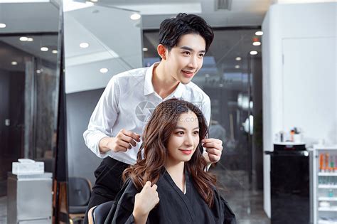 认真的理发师图片-理发师认真的在为顾客做发型素材-高清图片-摄影照片-寻图免费打包下载
