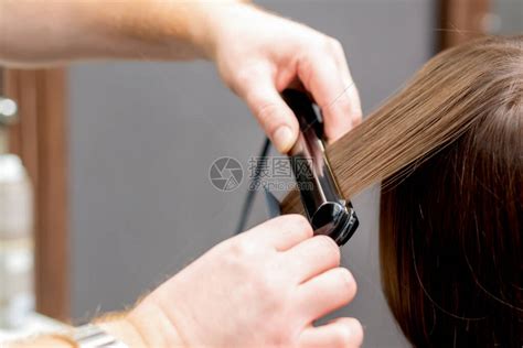 发型师的手正用理发工具在发廊后视线里直高清图片下载-正版图片506518656-摄图网