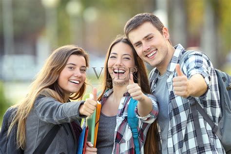 三个高兴的学生竖起大拇指照片摄影图片_ID:168902963-Veer图库