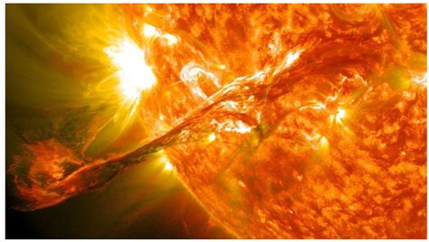 喷薄而出的太阳风，爆发的太阳耀斑，你可了解这些神奇的太阳现象|太阳风|太阳耀斑|磁场_新浪新闻