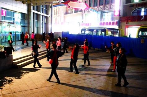 郑州广场舞大妈被楼上居民泼水警告 跳舞难监管_大豫网_腾讯网