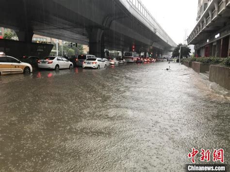 武汉市遭遇大暴雨，局地出现70厘米深积水多车被淹