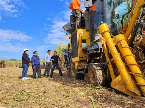 西双版纳州农田建设与农业机械化推广站开展甘蔗收获机现场演示评价