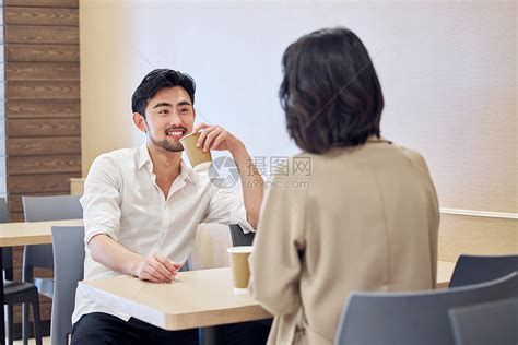 情侣约会在咖啡店开心的聊天高清图片下载-正版图片501792392-摄图网