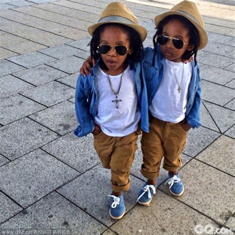 两个迷人的双胞胎兄弟在圣诞树附近玩具高清图片下载-正版图片506383765-摄图网
