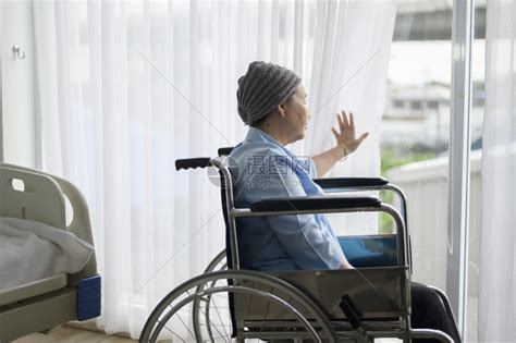 患有抑郁和绝望的亚洲癌症妇女在医院戴头巾高清图片下载-正版图片307227088-摄图网