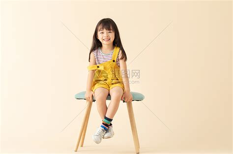 可爱小女孩乖巧坐在椅子上高清图片下载-正版图片501371609-摄图网