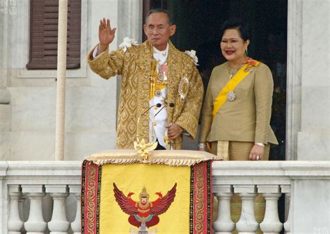 泰国新国王终于加冕，然而这国王的狗血履历，简直比泰剧还夸张..._凤凰网