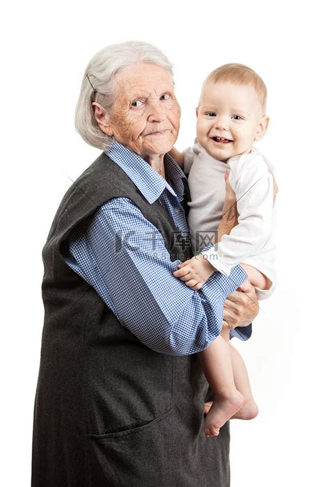 一位年长的祖母抱着孙子的画像高清摄影大图-千库网