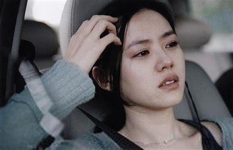 撕心裂肺女生图片