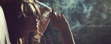 女生初学怎么吸烟是正确的 - 知百科