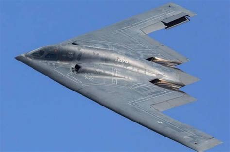 降落在英国费尔福德空军基地的美国空军B-2“幽灵”隐身战略轰炸机