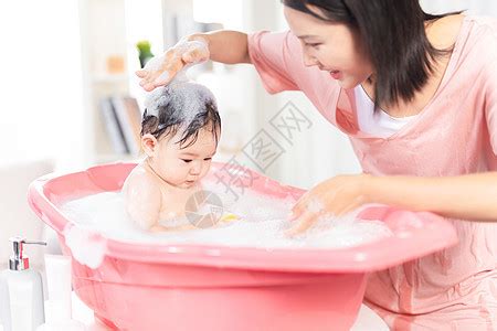 年轻妈妈给孩子洗澡高清图片下载-正版图片501659941-摄图网