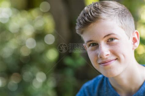 青少年家欢乐男孩坐在户外的肖像自信高清图片下载-正版图片307551374-摄图网
