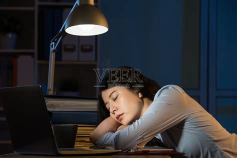 亚洲商界女性加班到深夜昏昏欲睡照片摄影图片_ID:130499051-Veer图库