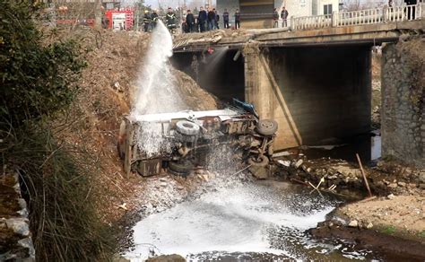 油罐车侧翻坠桥 汽油泄漏 南阳当地村民冒险救出被困司机-大河新闻