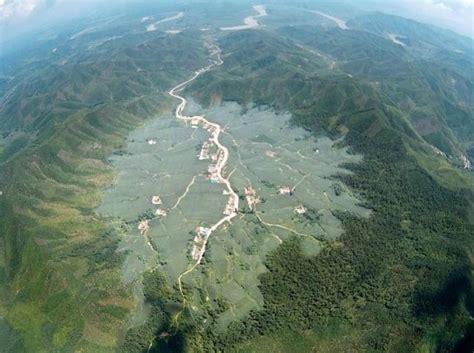 中国第一陨石坑岫岩航拍照曝光 直径1800米_安徽频道_凤凰网