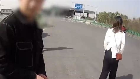 女子高速上与丈夫吵架，赌气下车步行被拦停_凤凰网视频_凤凰网