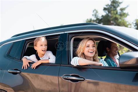 妇女有选择地关注周末与家人一起驾车时高清图片下载-正版图片502694195-摄图网