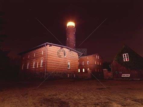 DarsserOrt的灯塔在黑夜中闪发光Prerow高清图片下载-正版图片505168824-摄图网