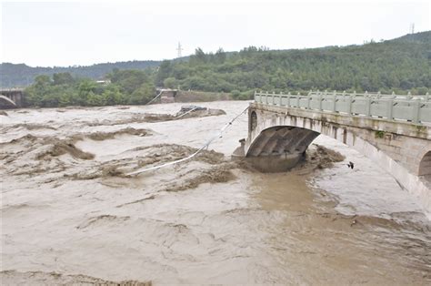 洪涝灾害桥梁洪水摄影图高清摄影大图-千库网