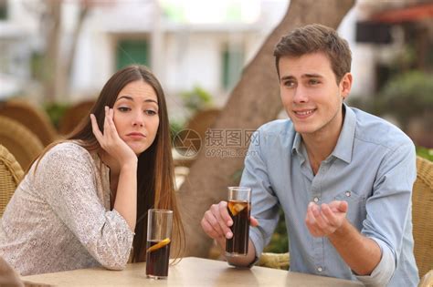 男人和女约会在餐厅露台但她很无聊当他说话的时候高清图片下载-正版图片304024196-摄图网
