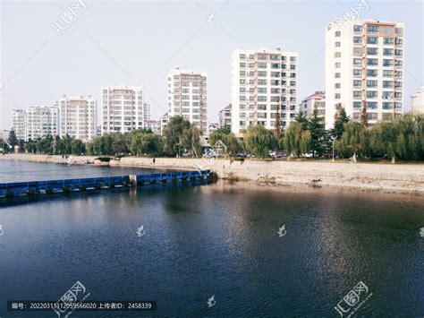 河边石桥与居民住宅建筑群高清图片下载_红动中国