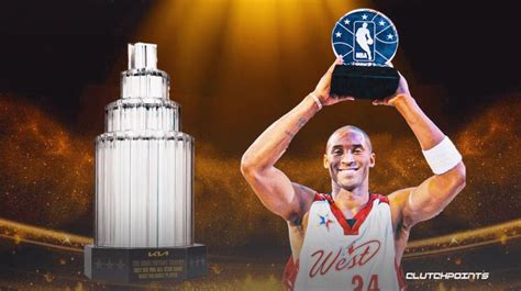 湖人传奇科比·布莱恩特获得NBA全明星赛MVP奖杯 - 球迷屋