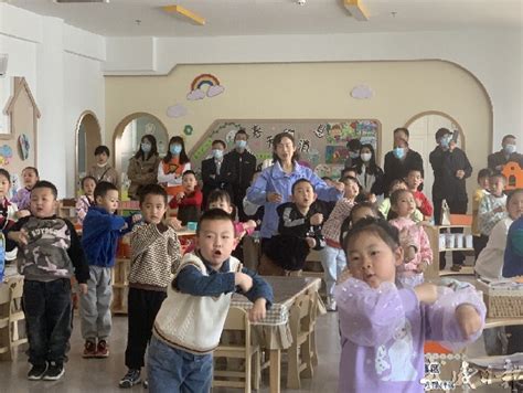武威市人民政府 图片新闻 凉州区第一幼儿园大（三）班的幼儿和老师表演舞蹈《点亮未来》