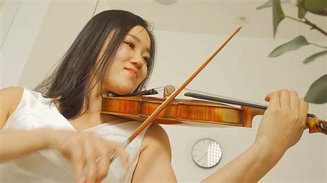 4K女孩欢快演奏小提琴表情（现场收音）mp4格式模板视频素材下载_231787-潮点视频-第0个作品