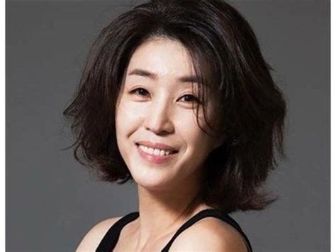 《密爱》美京(金允珍饰)作为一名家庭主图片
