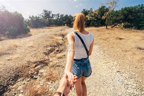 她的男朋友在远足旅行中握着她女朋友的手高清图片下载-正版图片506068803-摄图网