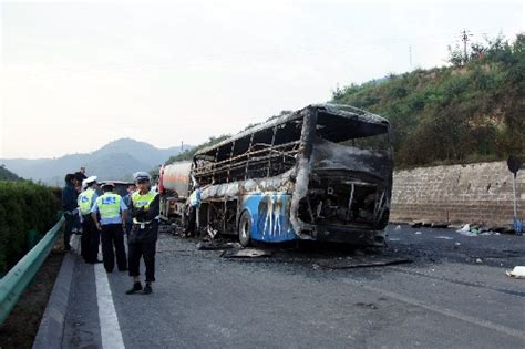 陕西延安发生一起特大交通事故 客车与罐车追尾-搜狐新闻