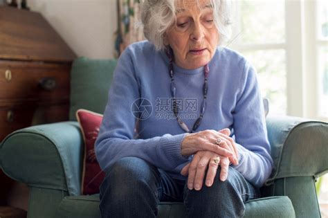 优雅的中老年女士坐在沙发上高清摄影大图-千库网