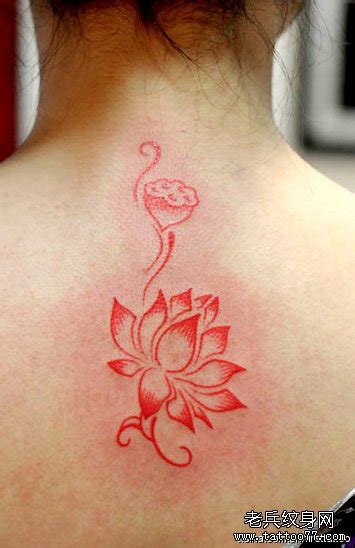 美女背部漂亮时尚的莲花纹身图案