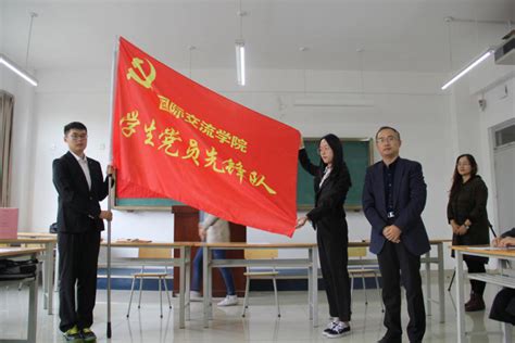武汉大学学生党员先锋队：让党旗在迎新工作一线高高飘扬 - 高校 - 全国高校思想政治工作网