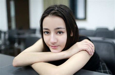 迪丽热巴素颜图片