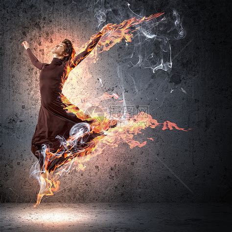 浑身冒火的女人在跳舞高清图片下载-正版图片300304722-摄图网