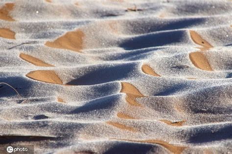 撒哈拉沙漠2018年再次下雪 白雪盖黄沙画面超美