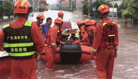 暴雨袭广东普宁水深过腰 消防官兵紧急转移群众-图片频道