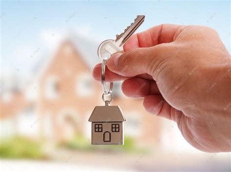 房东为新家解锁房子钥匙高清图片下载-正版图片504545441-摄图网