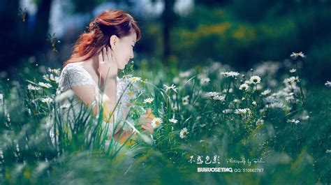 拿着花束的美丽女人拿着鲜花的普通女人高清图片下载-正版图片506322005-摄图网