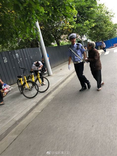 网友今早在成都街头看到的一幕，一位交警帅哥扶老奶奶过马路