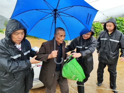 肩膀架梯、接力托举，广州市驻阳山县小江镇工作队洪水中转移受困老人