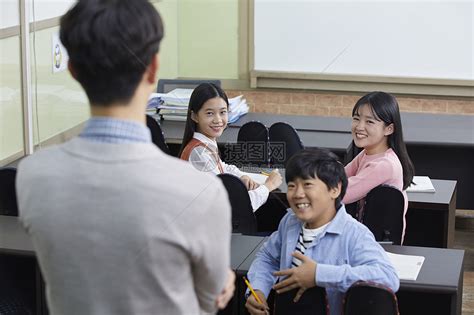 穿着校服上学的韩国初高中生高清图片下载-正版图片502237472-摄图网