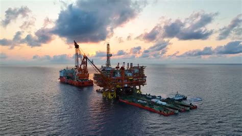亚洲最大海上石油生产平台完成海上安装 我国海上油田群加速绿色高效开发_三沙
